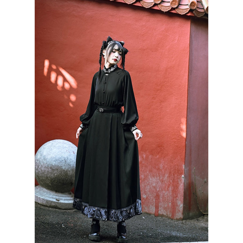唐草文様の刺繍ブラウス