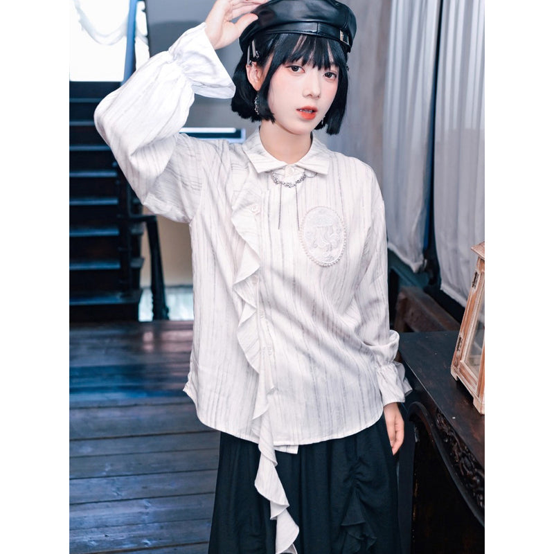 海月の刺繍ラッフルブラウス