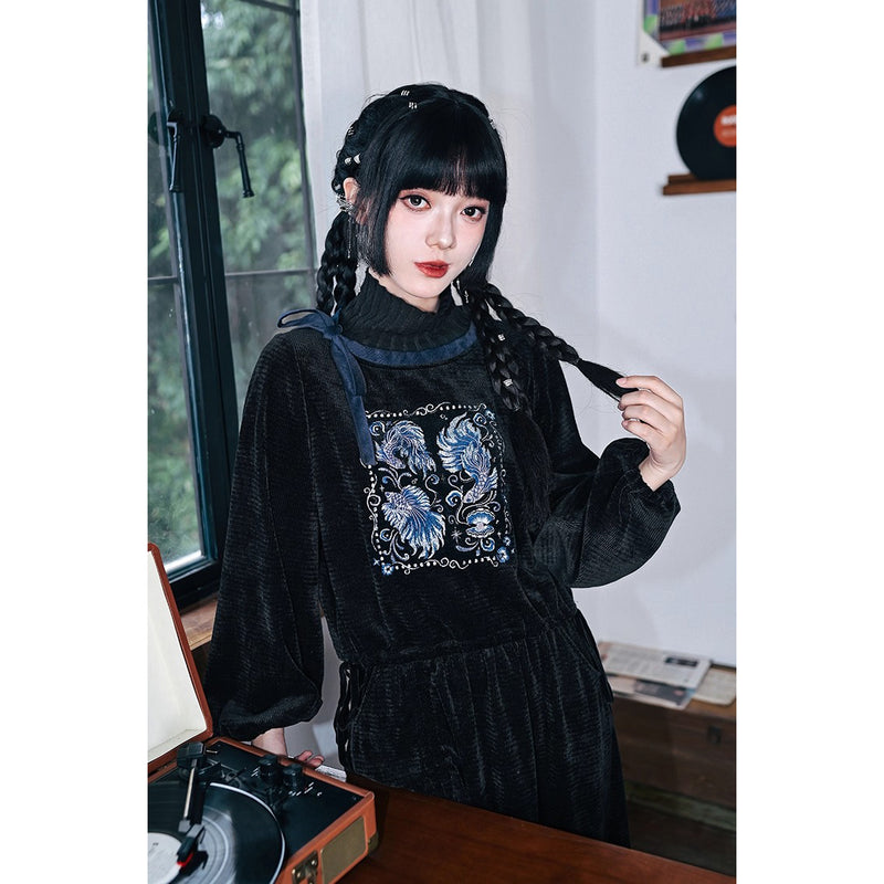 闘魚の刺繍ハイネックトップス