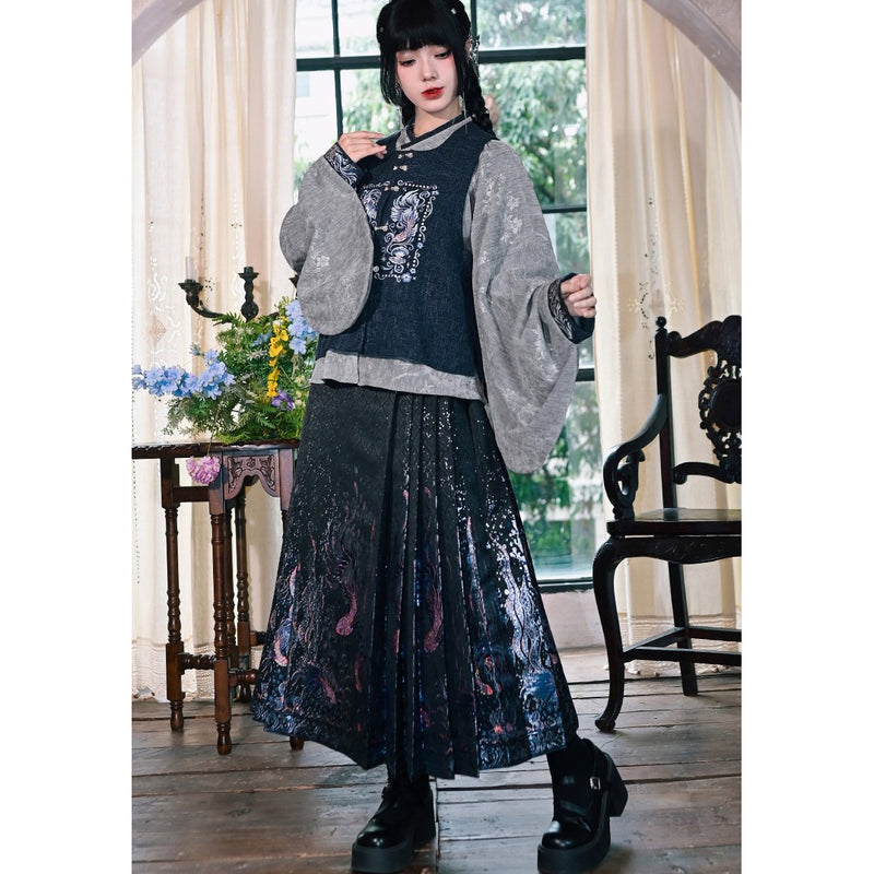 闘魚の刺繍ベストとトップスとプリーツスカート