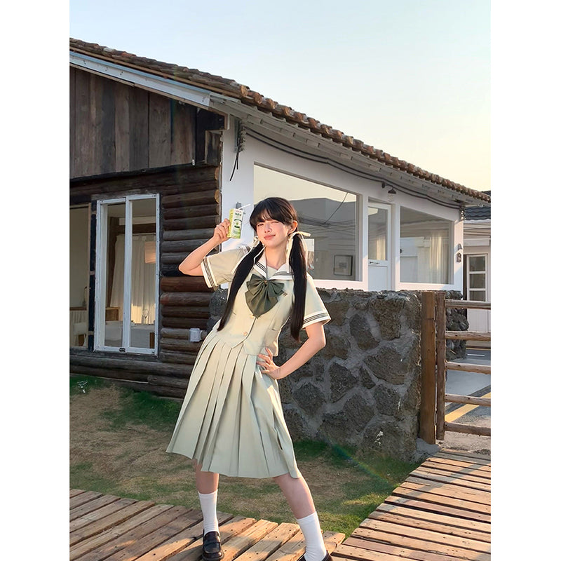 薄緑のお嬢様のセーラーブラウスとプリーツスカート