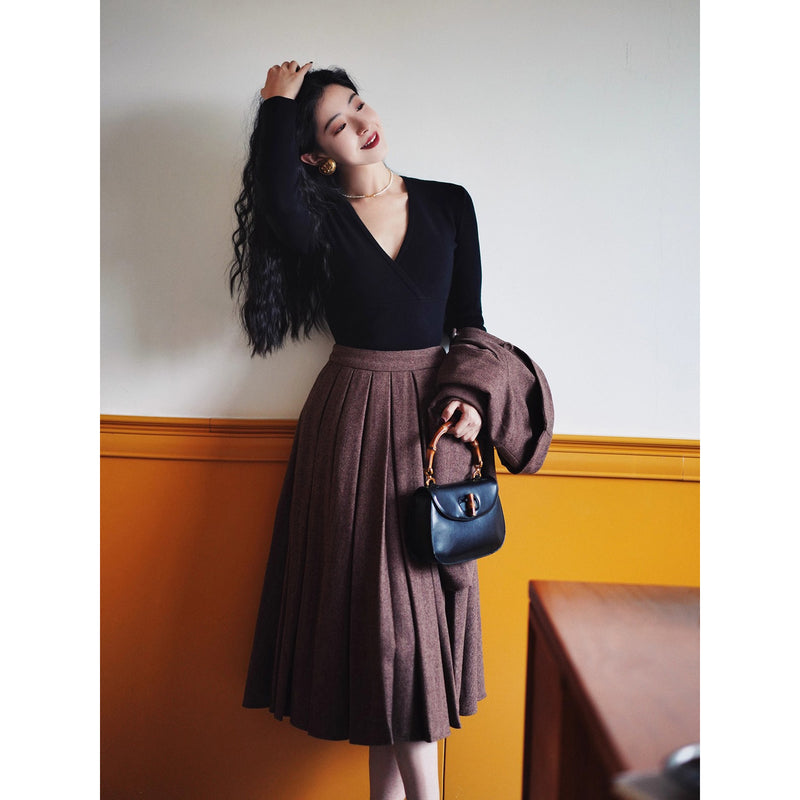 焦茶色の貴婦人ジャケットとベストとプリーツスカート