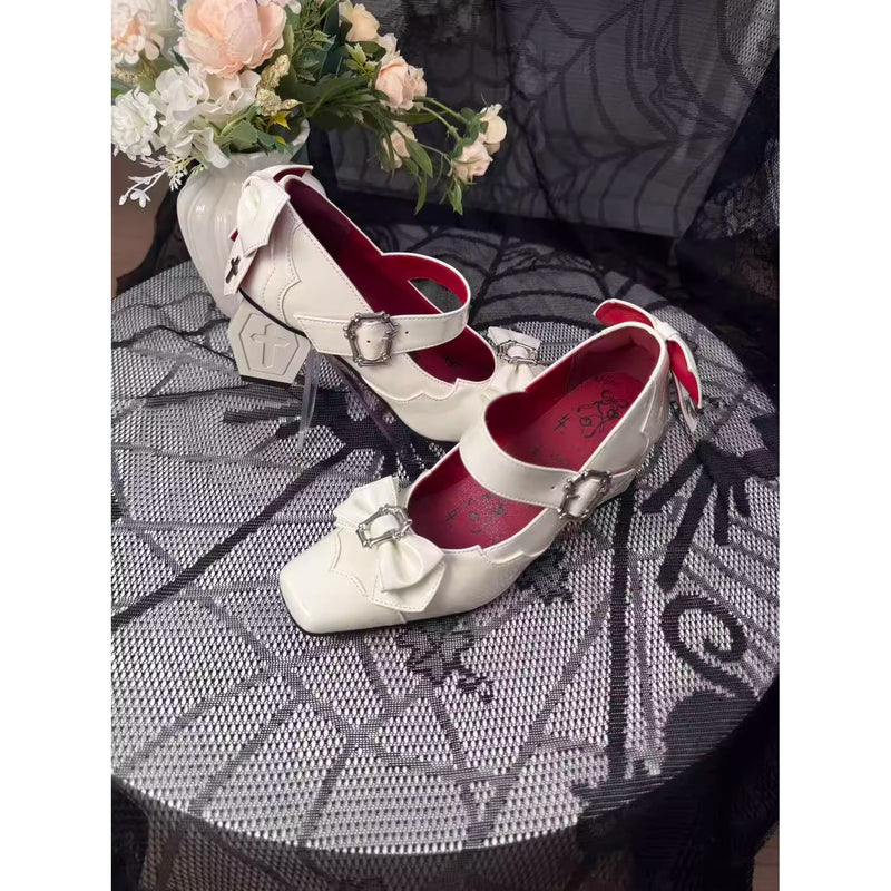 十字架の棺桶ヒールパンプス