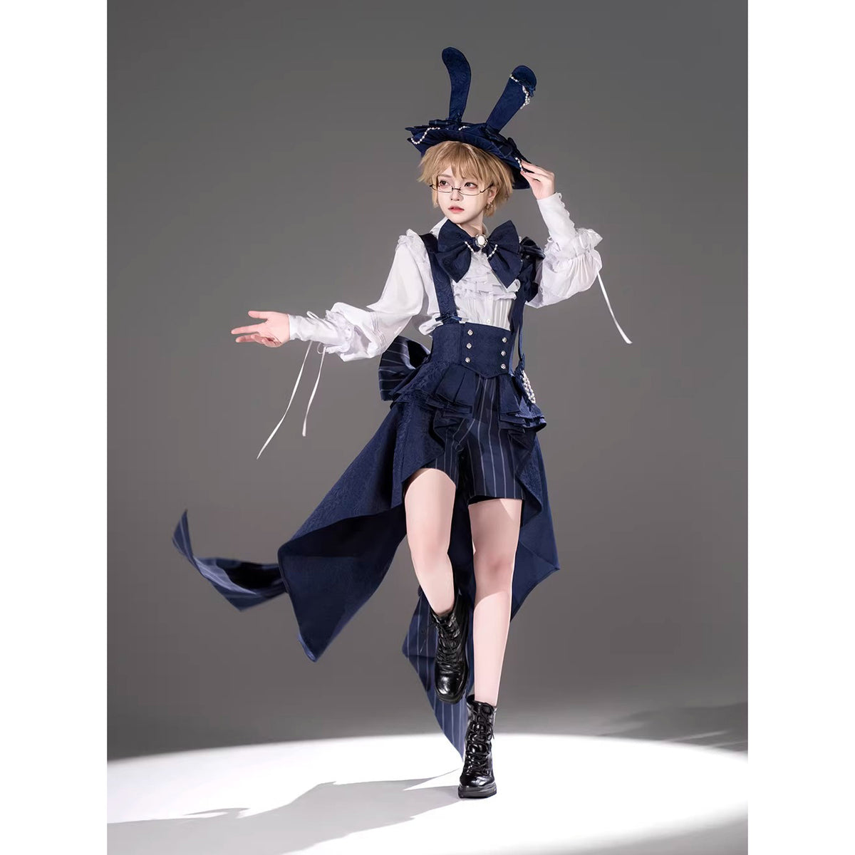 青兎騎士のコルセットとブラウスとハーフパンツとバックリボンと帽子と