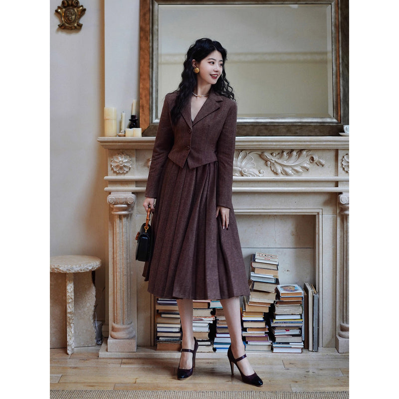 焦茶色の貴婦人ジャケットとベストとプリーツスカート