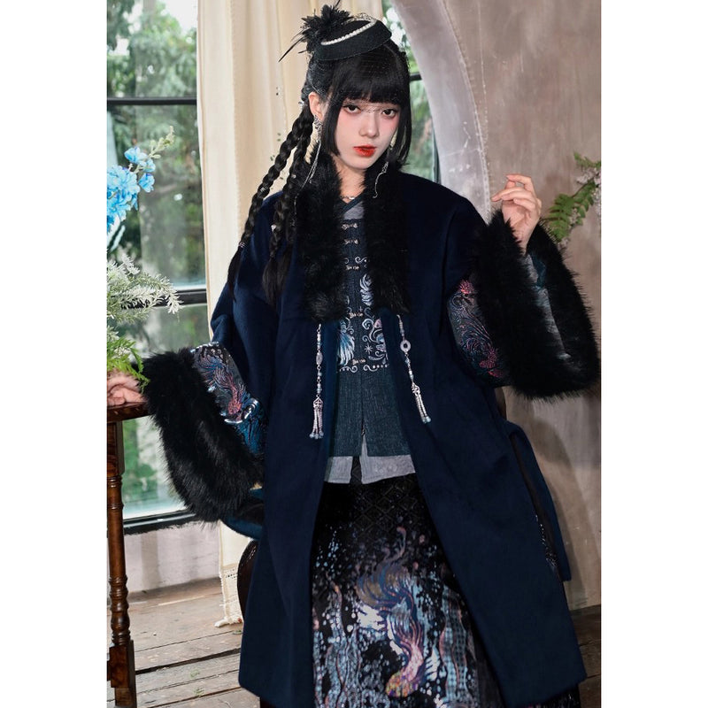 闘魚の刺繍ベストとトップスとプリーツスカート