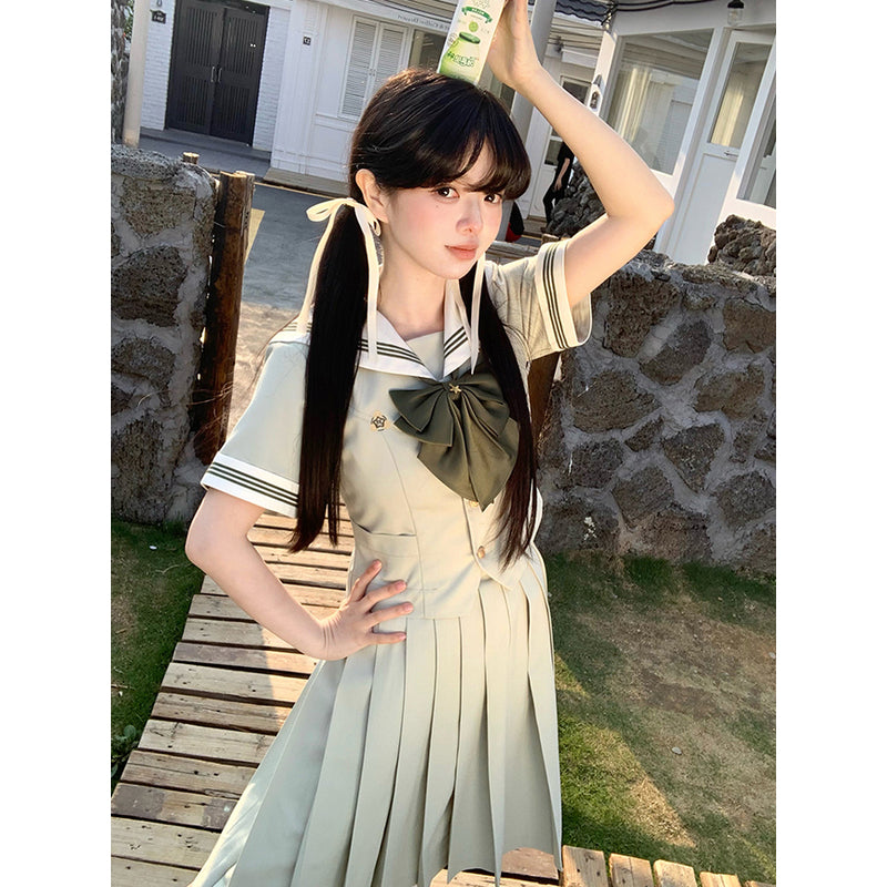 薄緑のお嬢様のセーラーブラウスとプリーツスカート