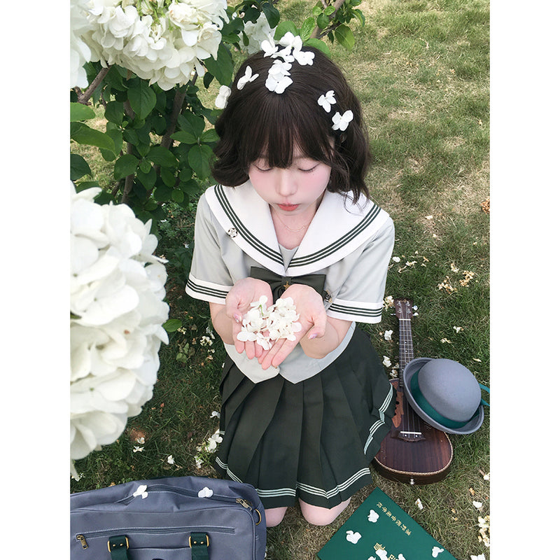 薄緑のお嬢様のセーラーブラウスとプリーツスカート