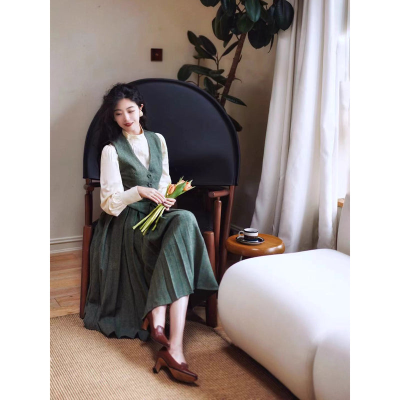 深緑の貴婦人ジャケットとベストとプリーツスカート