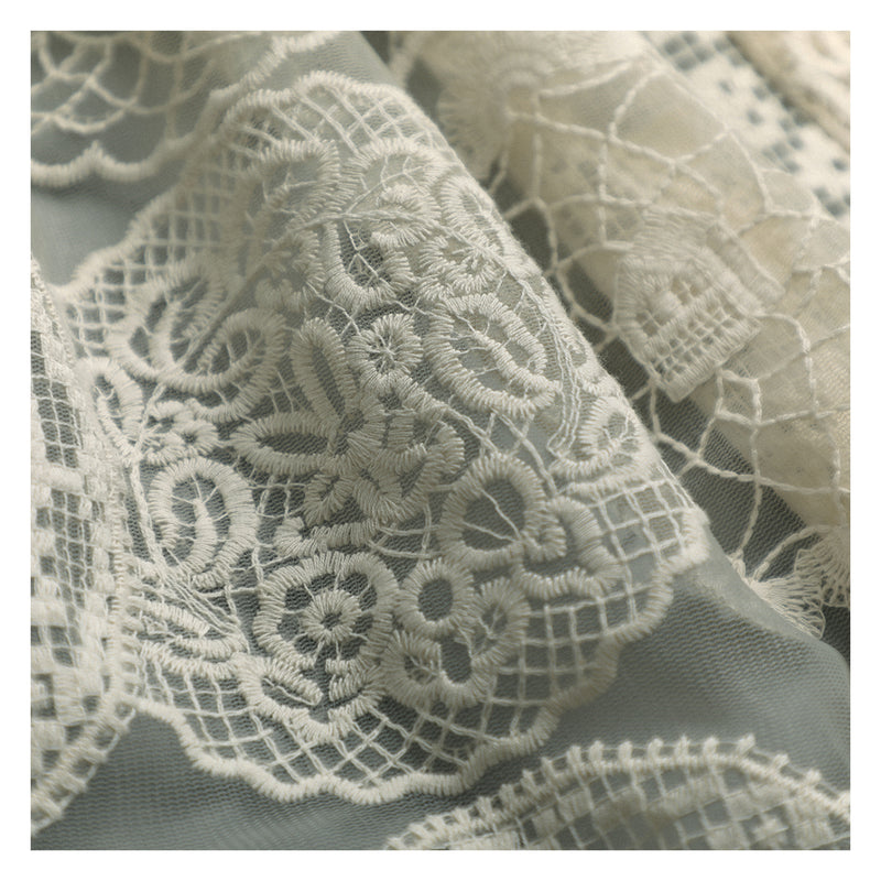 家屋と花とウサギの刺繍エプロン