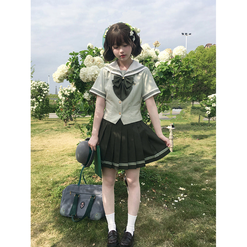 薄緑のお嬢様のセーラーブラウスとプリーツスカート