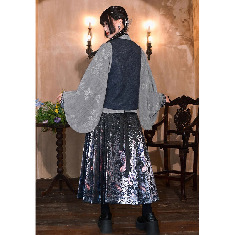 闘魚の刺繍ベストとトップスとプリーツスカート