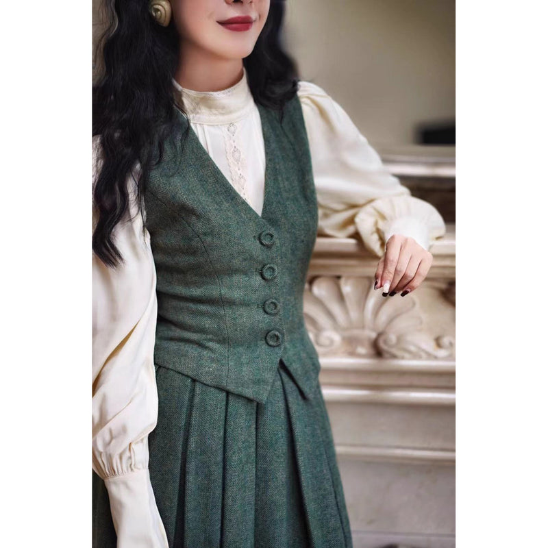 深緑の貴婦人ジャケットとベストとプリーツスカート