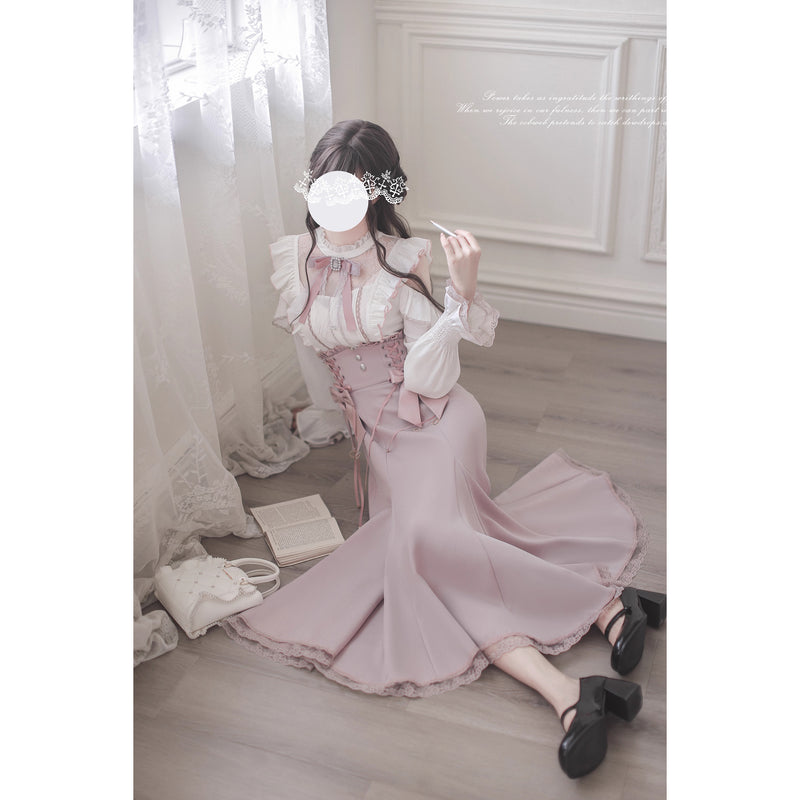 桜色の令嬢のフリルトップスとコルセットスカート
