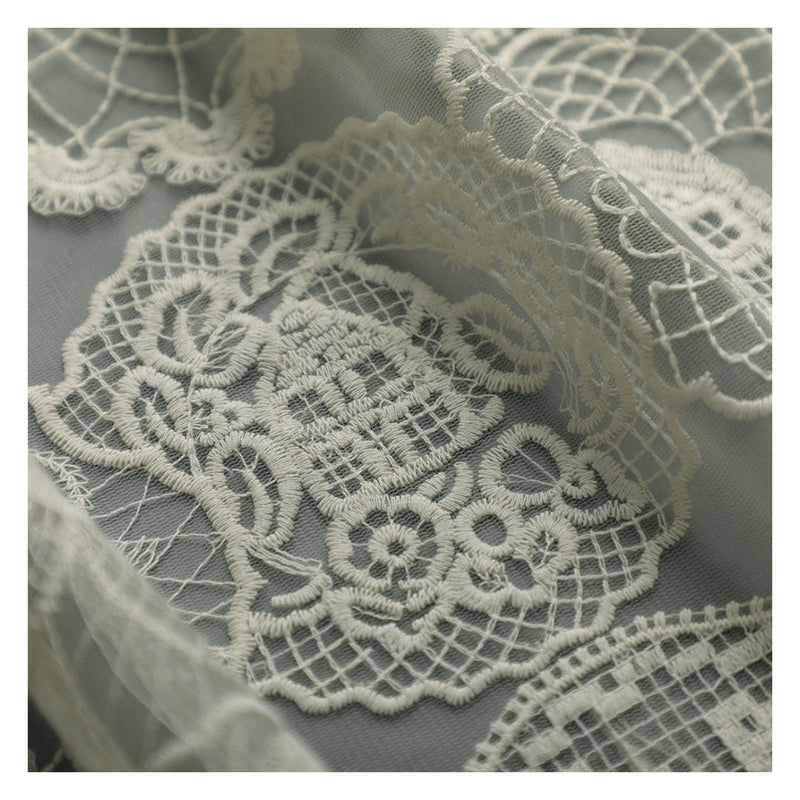 家屋と花とウサギの刺繍エプロン