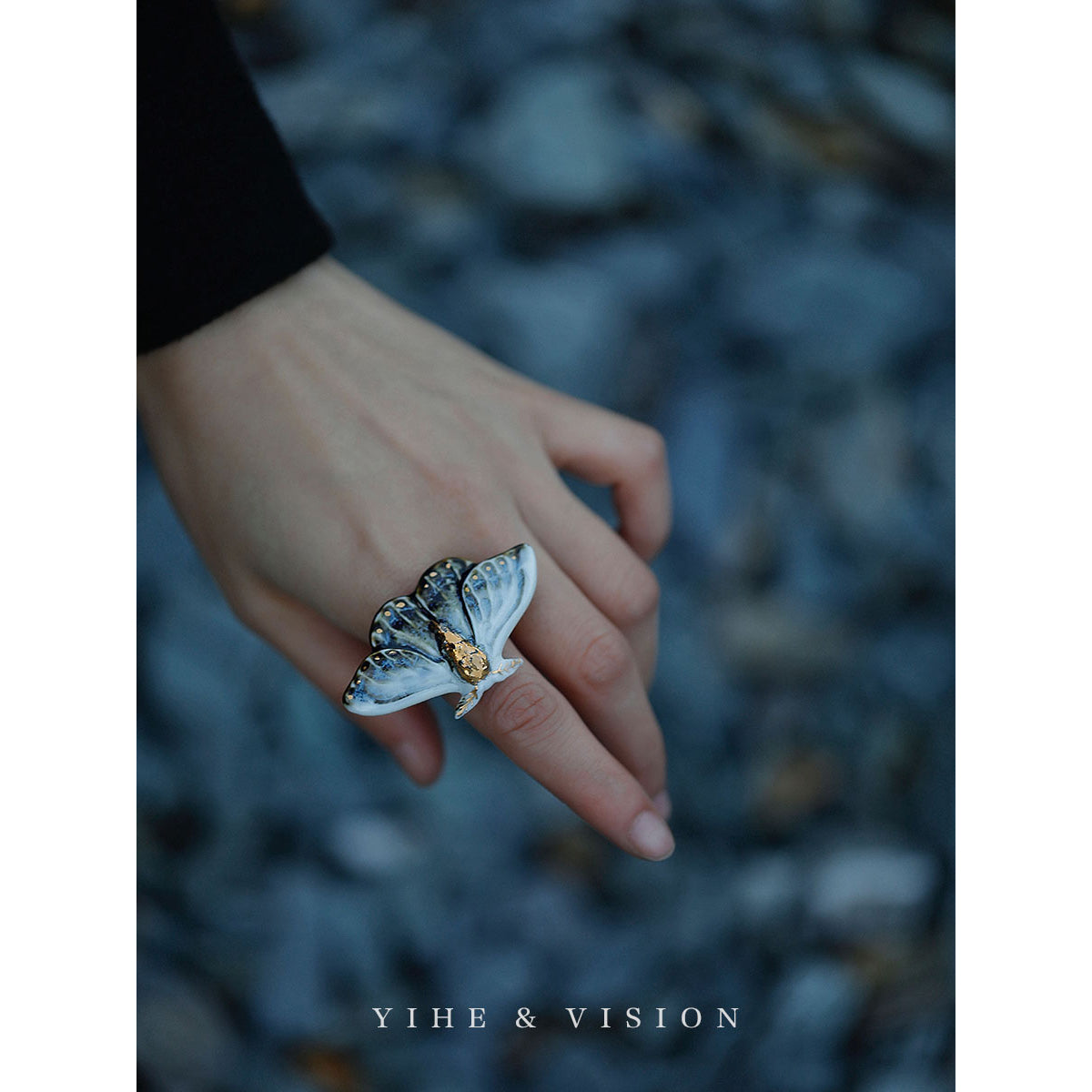 蛾の指飾り（陶器）- Midnight – ManusMachina