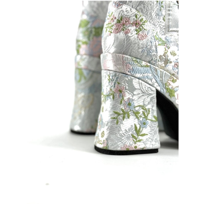 王侯貴族の刺繍レースアップブーツ