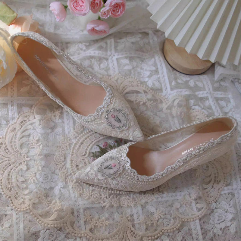 額縁の花の刺繍ポインテッドトゥレースハイヒール