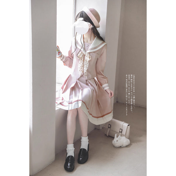 桜色のお嬢様のセーラーブラウスとプリーツスカート