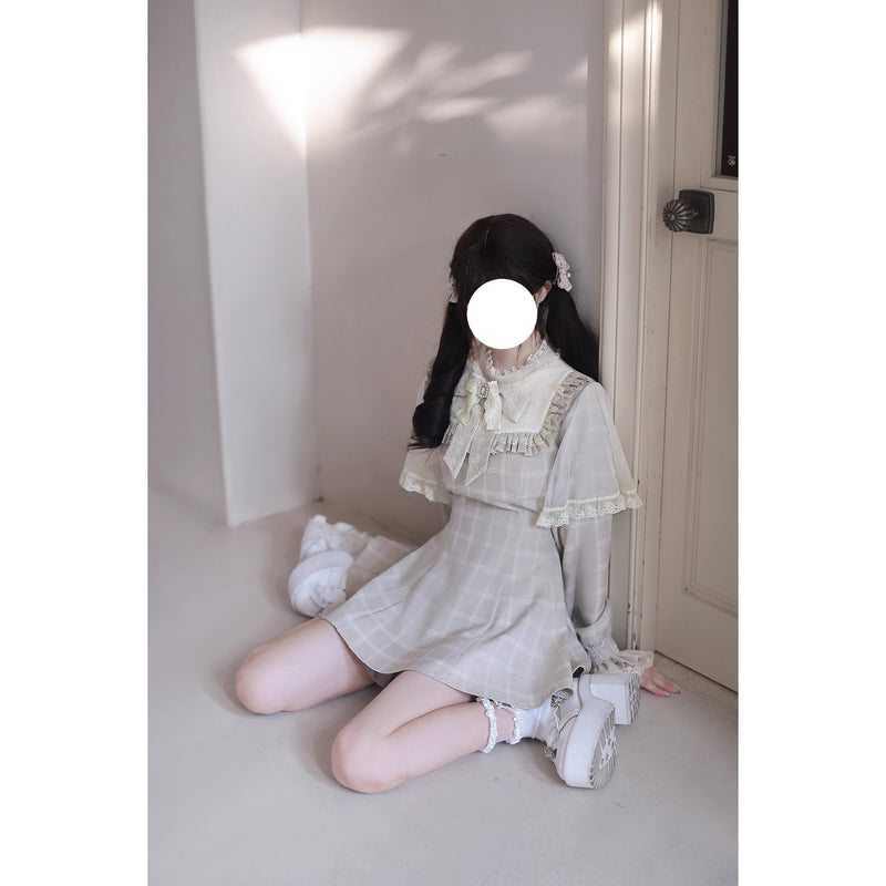 灰白のお嬢様の格子柄ケープワンピース