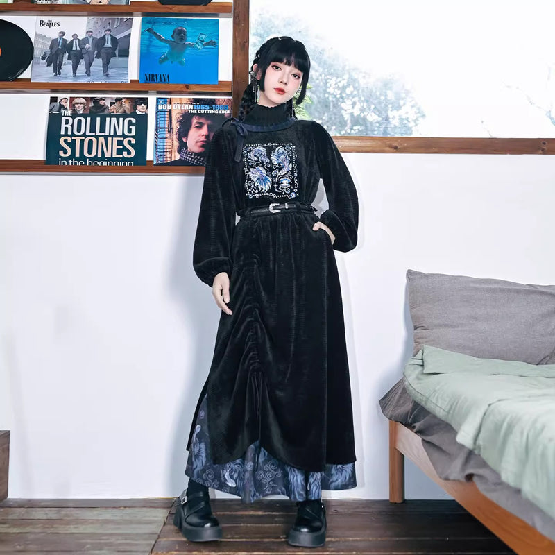 闘魚の刺繍ハイネックトップス