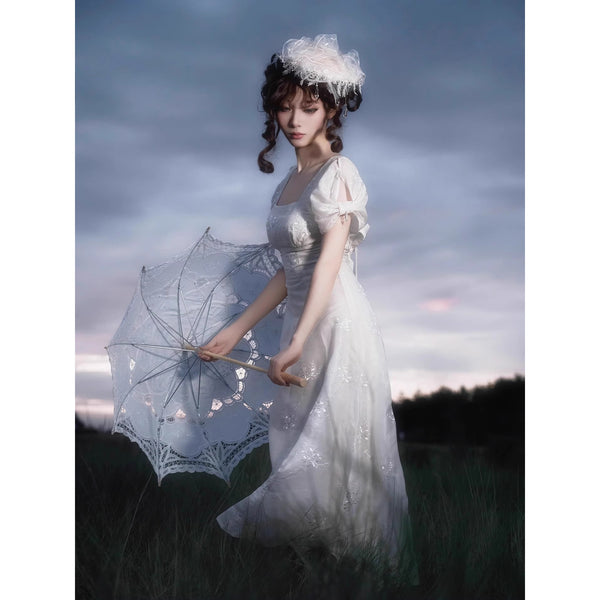 月明かりの花の刺繍クラシカルワンピース[2025年11月中旬-12月中旬発送予定]