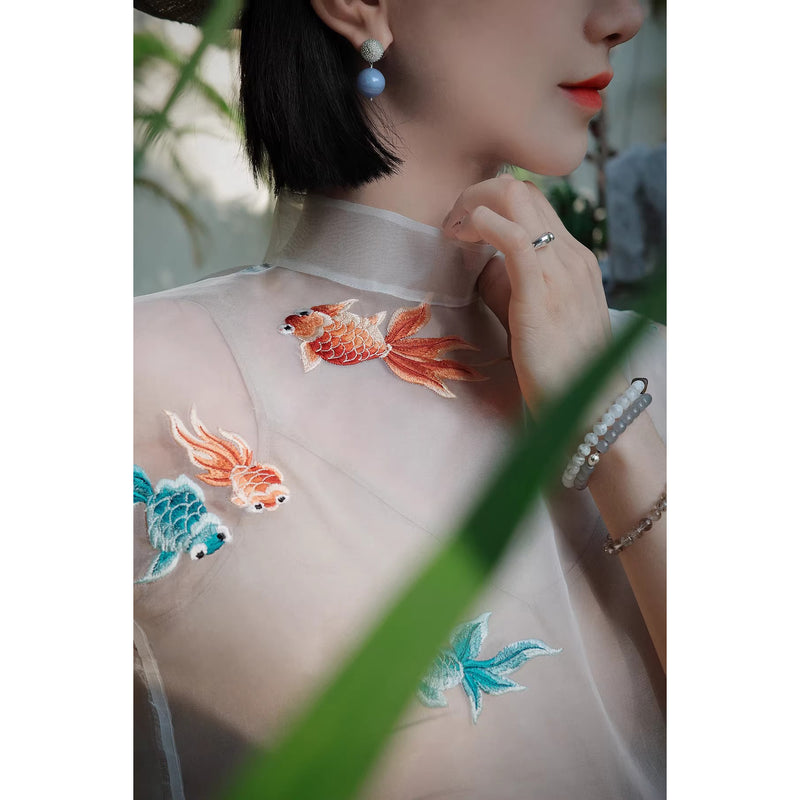 金魚の刺繍シルクトップス – ManusMachina