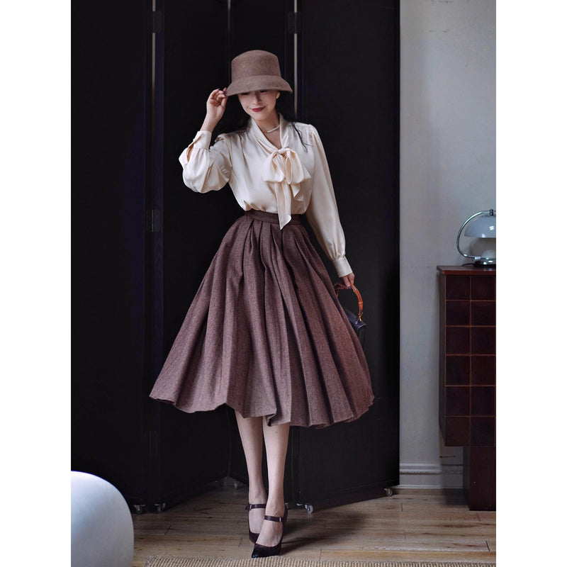 焦茶色の貴婦人ジャケットとベストとプリーツスカート