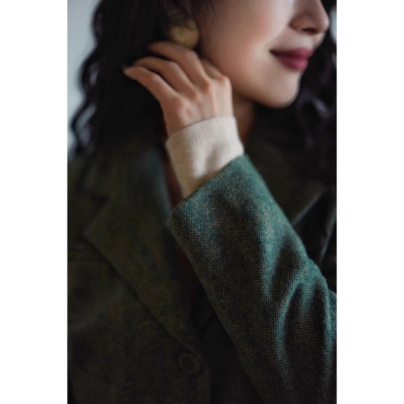 深緑の貴婦人ジャケットとベストとプリーツスカート