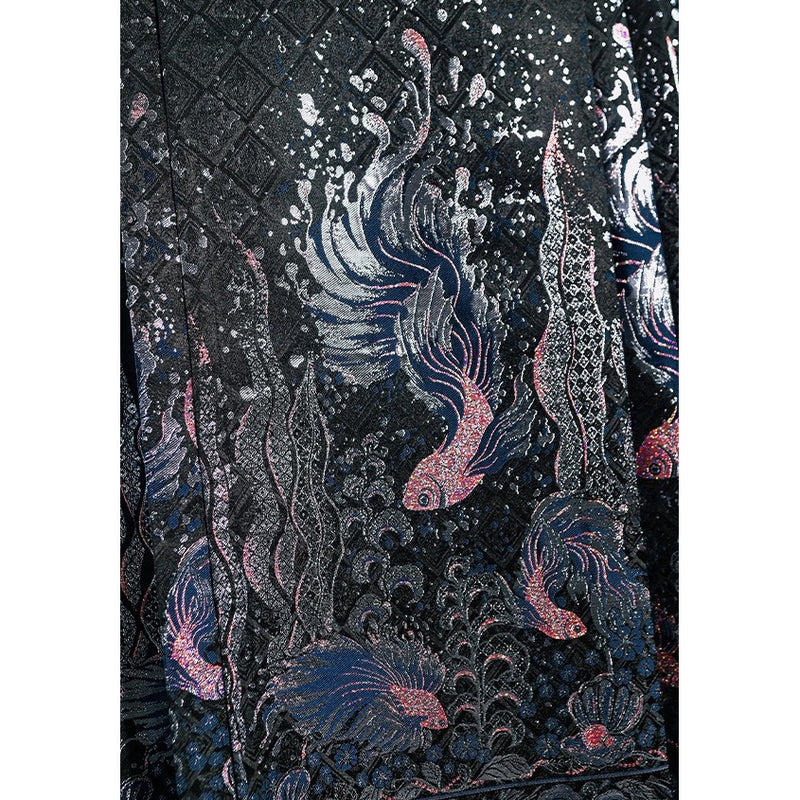 闘魚の刺繍ベストとトップスとプリーツスカート