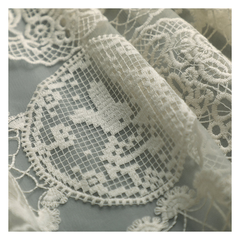 家屋と花とウサギの刺繍エプロン