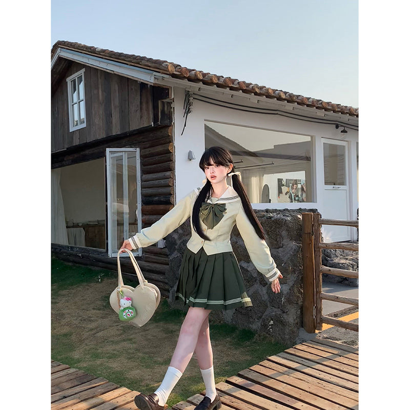 薄緑のお嬢様のセーラーブラウスとプリーツスカート