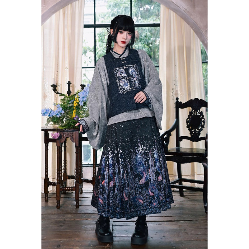 闘魚の刺繍ベストとトップスとプリーツスカート