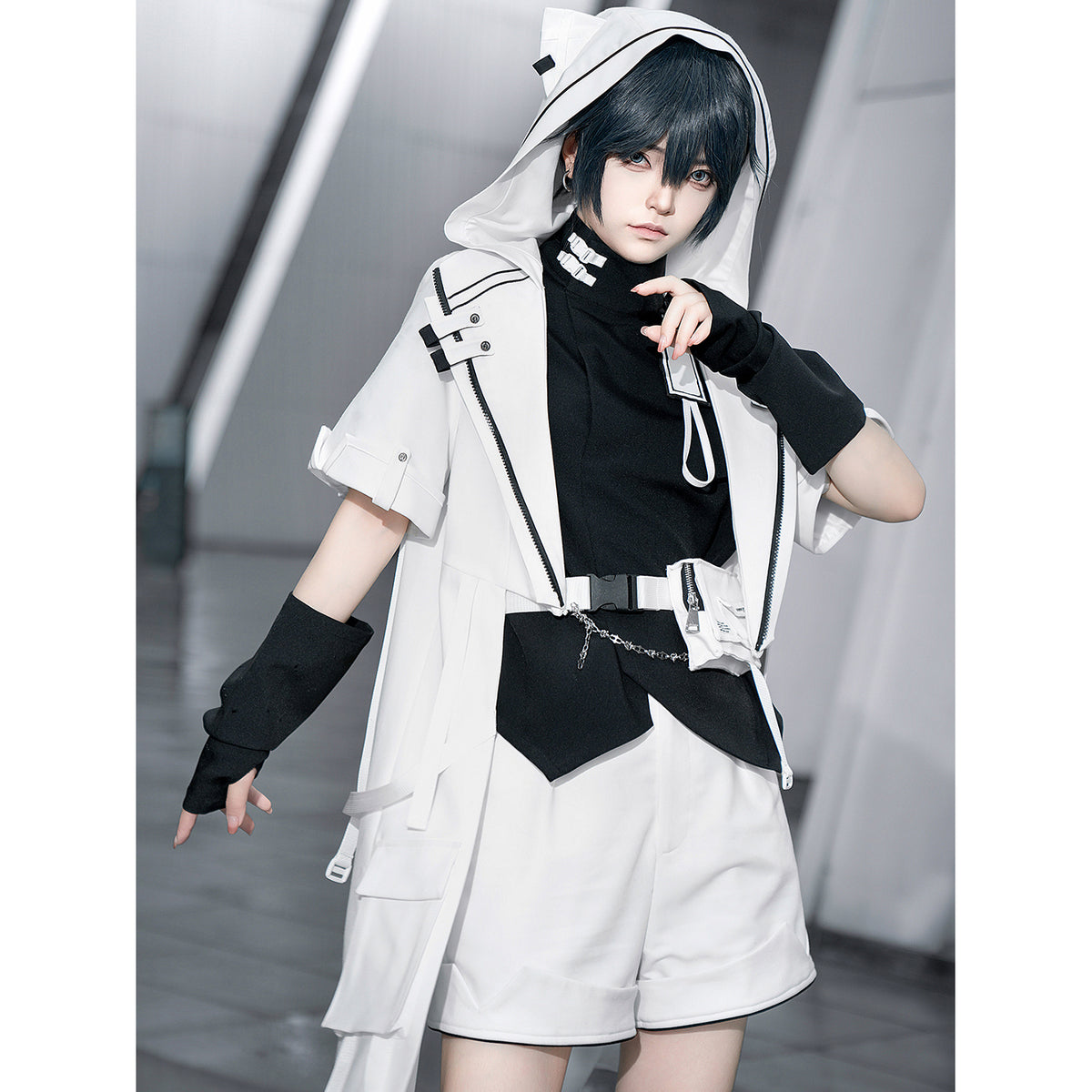 白猫の貴公子フードジャケットとハイネックトップスとハーフパンツと