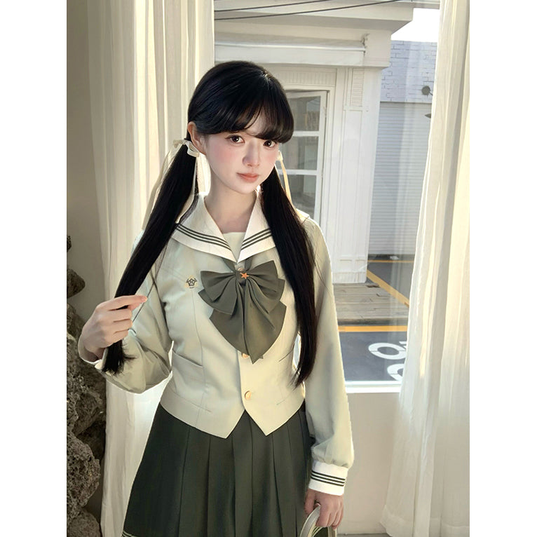 薄緑のお嬢様のセーラーブラウスとプリーツスカート