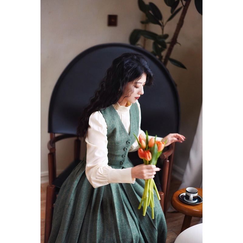 深緑の貴婦人ジャケットとベストとプリーツスカート