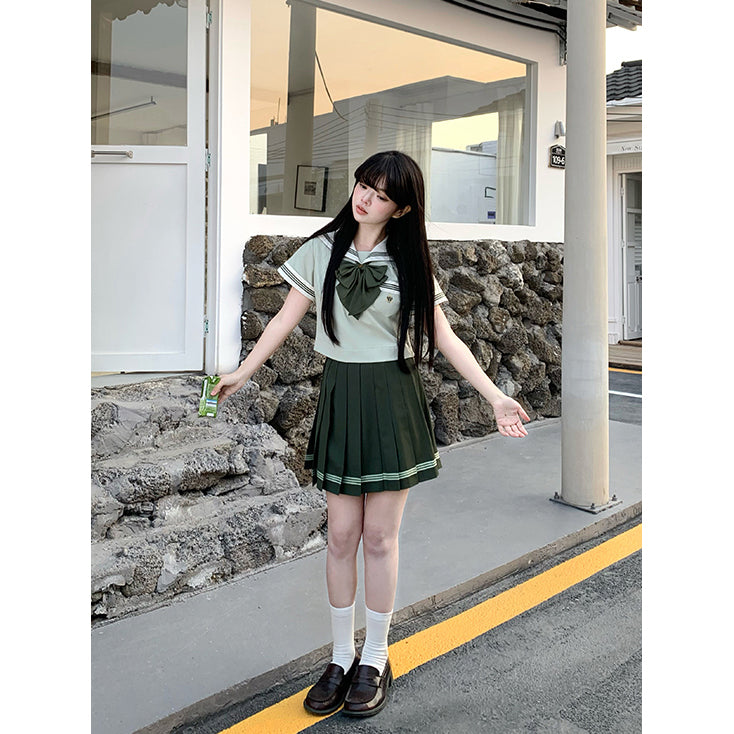 薄緑のお嬢様のセーラーブラウスとプリーツスカート
