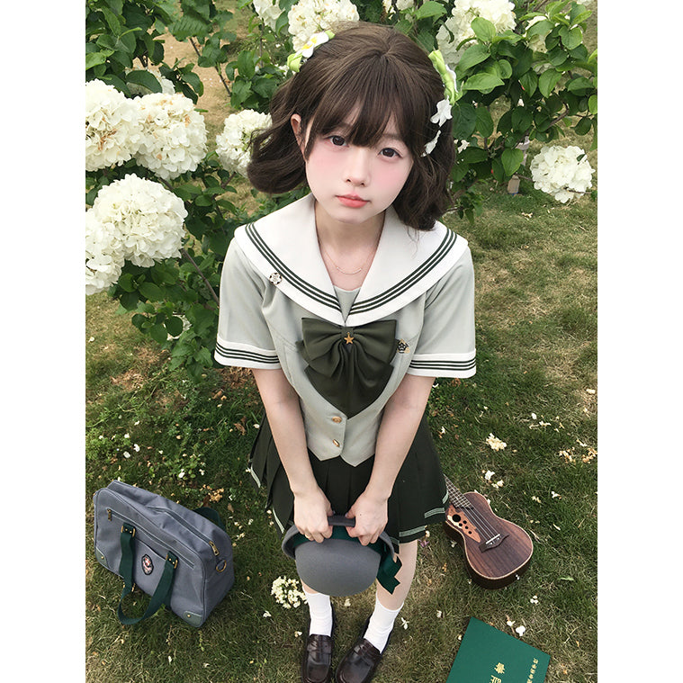 薄緑のお嬢様のセーラーブラウスとプリーツスカート