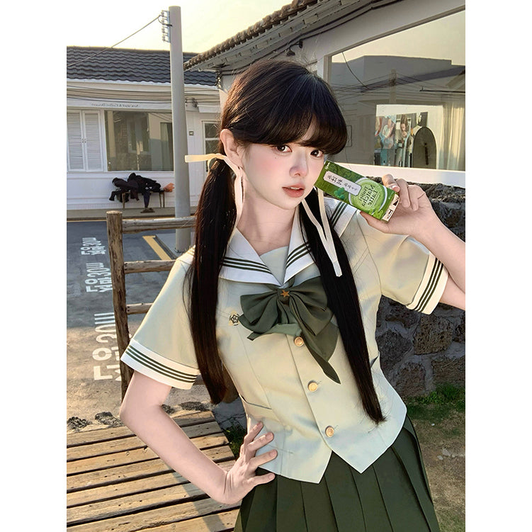 薄緑のお嬢様のセーラーブラウスとプリーツスカート