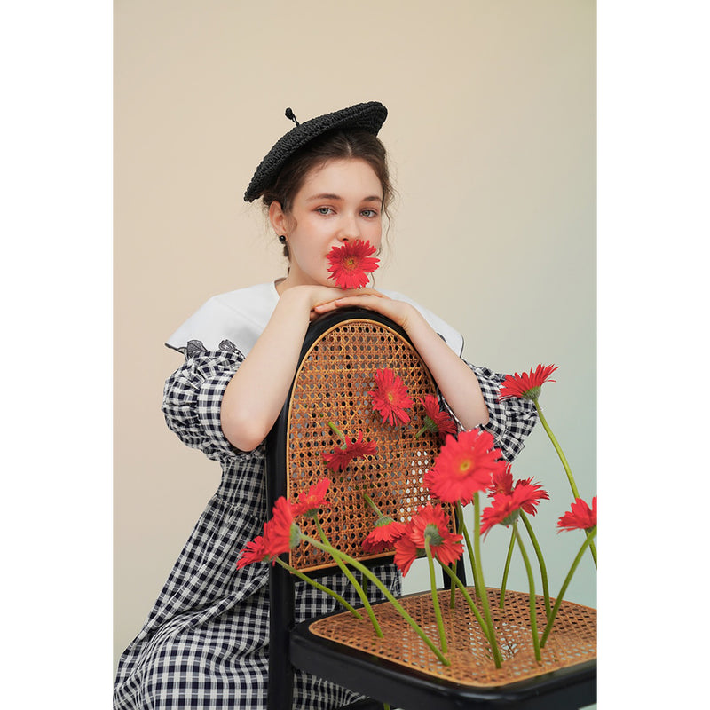 薔薇の花の刺繍付け襟とワンピース