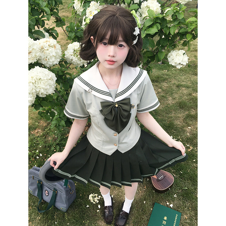 薄緑のお嬢様のセーラーブラウスとプリーツスカート