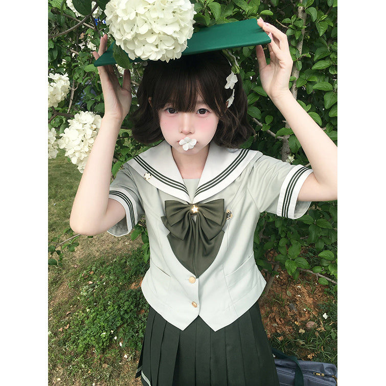 薄緑のお嬢様のセーラーブラウスとプリーツスカート
