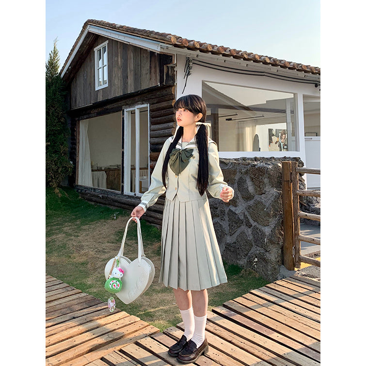 薄緑のお嬢様のセーラーブラウスとプリーツスカート