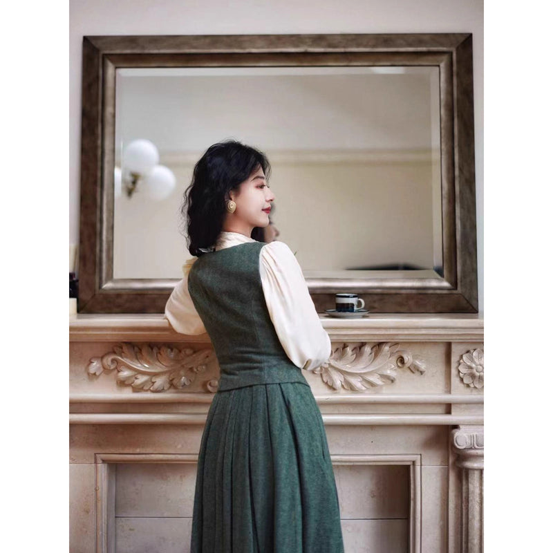 深緑の貴婦人ジャケットとベストとプリーツスカート