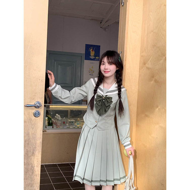 薄緑のお嬢様のセーラーブラウスとプリーツスカート