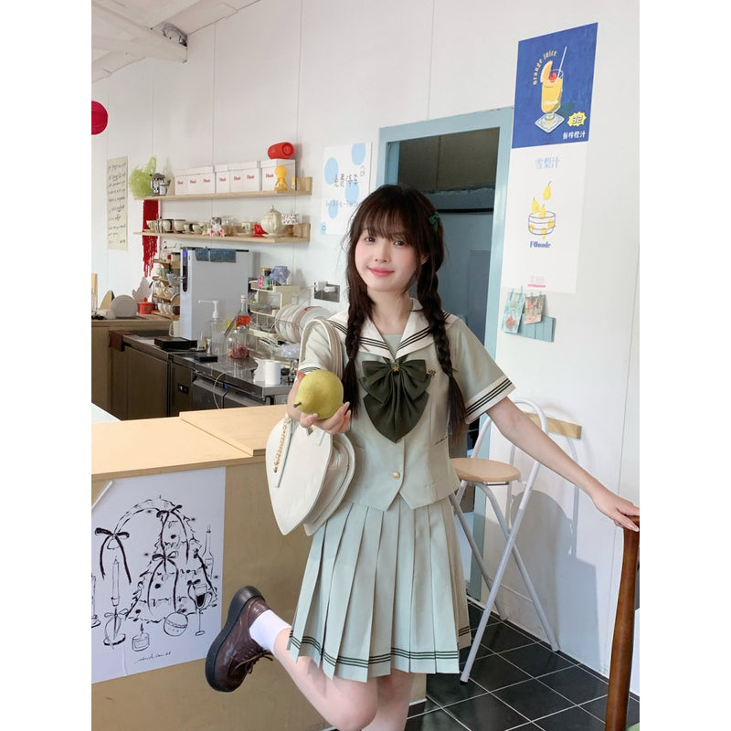 薄緑のお嬢様のセーラーブラウスとプリーツスカート