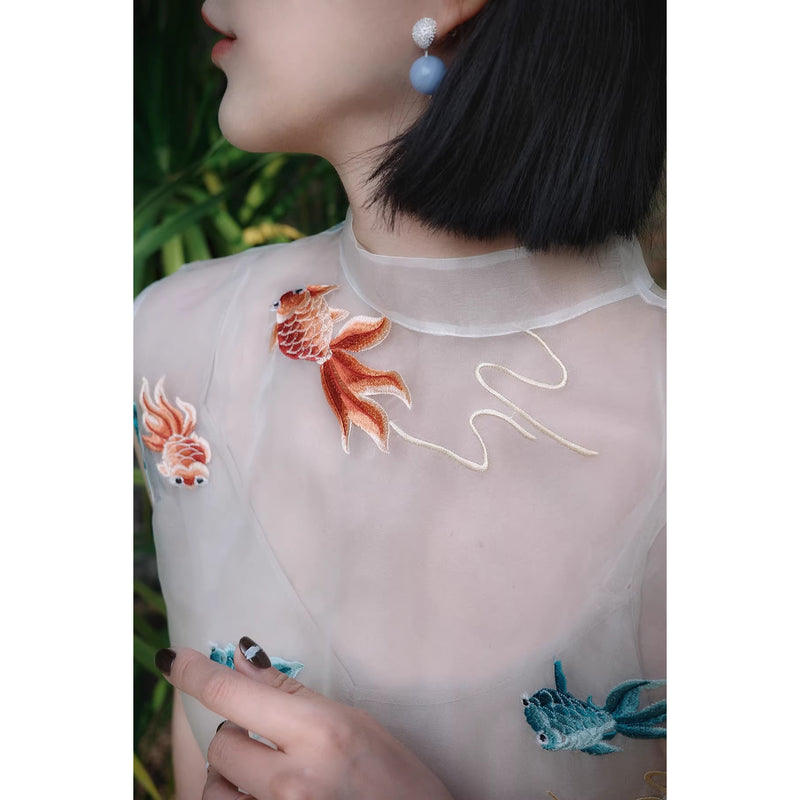 金魚の刺繍シルクトップス – ManusMachina
