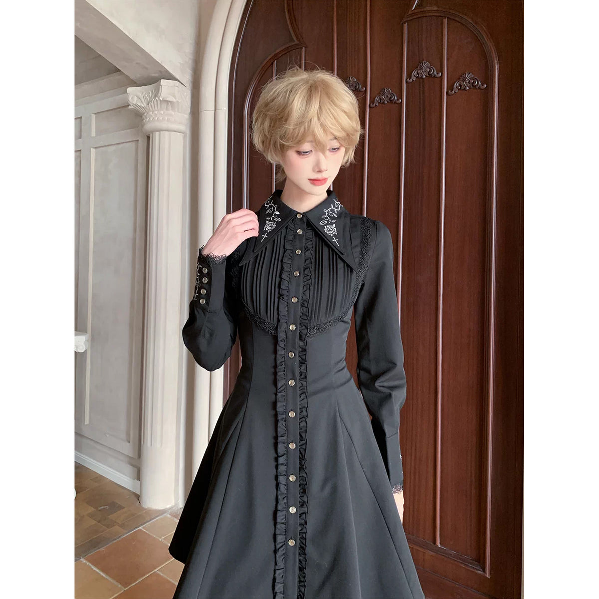 薔薇刺繍のレースアップワンピース | Long Sleeves - Black[2026年11月 