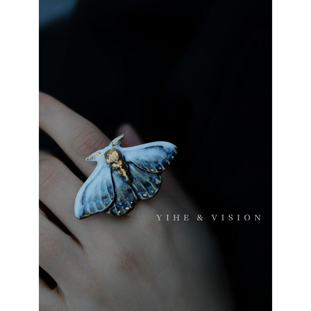 蛾の指飾り（陶器）- Midnight – ManusMachina