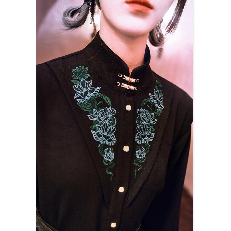 暗闇の蛇の刺繍トップス